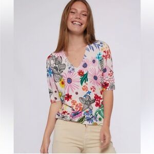 VILAGALLO Flower Print V Neck weater‎ in pink multi Size Medium